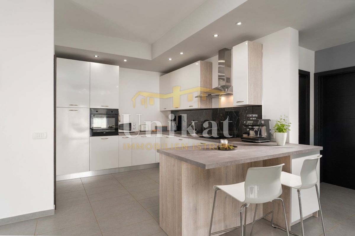 Moderna dvojna hiša s bazenom in pogledom na morje